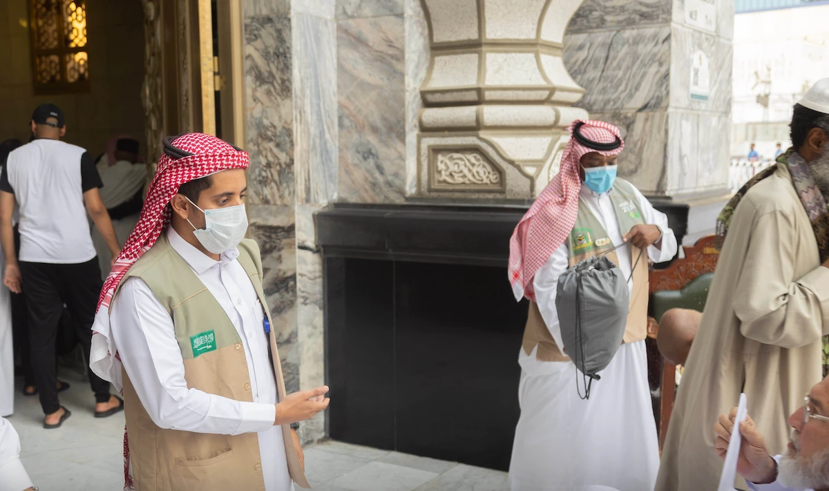 Employees perform their duties at the Grand Mosque’s gates. (@ReasahAlharmain)