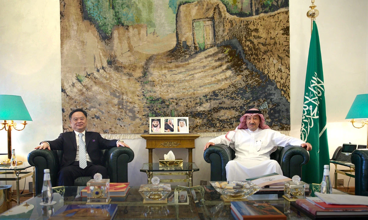 Chinese Ambassador Chen Weiqing (L) and Saudi Vice Minister of Foreign Affairs Waleed Al-Khuraiji meeting in Riyadh on Wednesday. (MOFA)