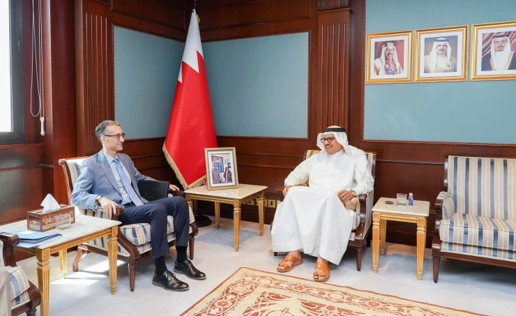 Bahrain’s Foreign Minister Abdullatif bin Rashid Al-Zayani and US Ambassador Steven Bondy discuss boosting cooperation. (Bahrain News Agency)