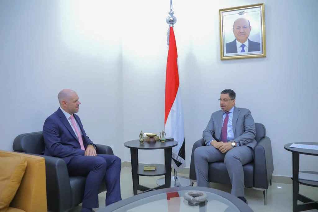 Yemen’s Minister of Foreign and Expatriate Affairs Ahmad Awadh BinMubarak meets with Ambassador of the United Kingdom Richard Oppenheim. (INA)