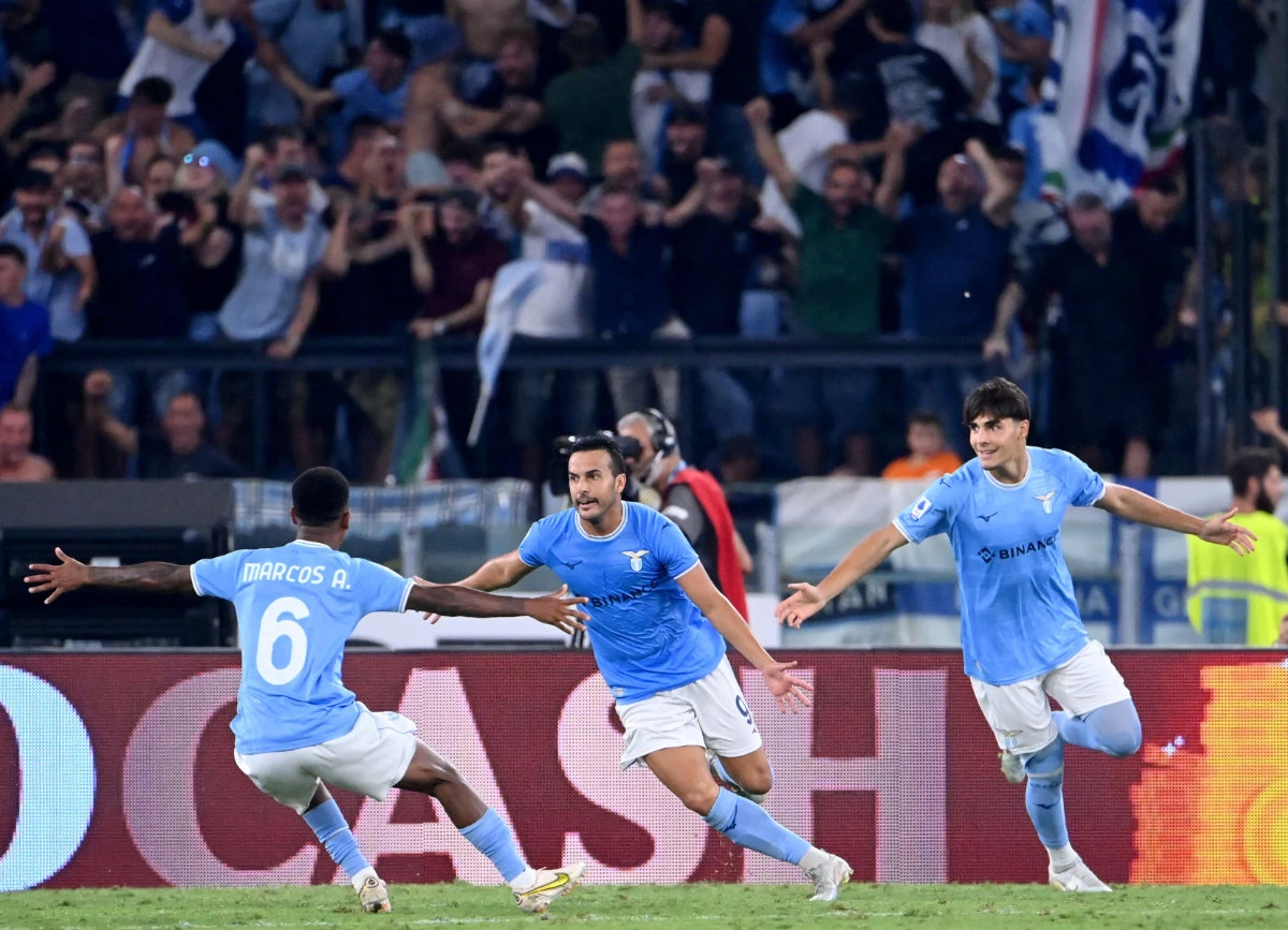 Lazio's Spanish forward Pedro (C) celebrates scoring his team's third goal during their Italian Serie A football match against Inter Milan at the Olympic stadium in Rome on Aug. 26, 2022. (AFP)