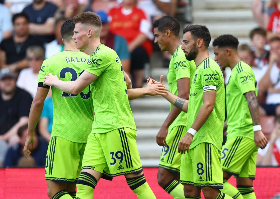 Manchester United’s Bruno Fernandes celebrates scoring their first goal with teammates during their Premier League match against Southampton at St. Mary’s Stadium, Southampton, on Saturday. (Reuters)