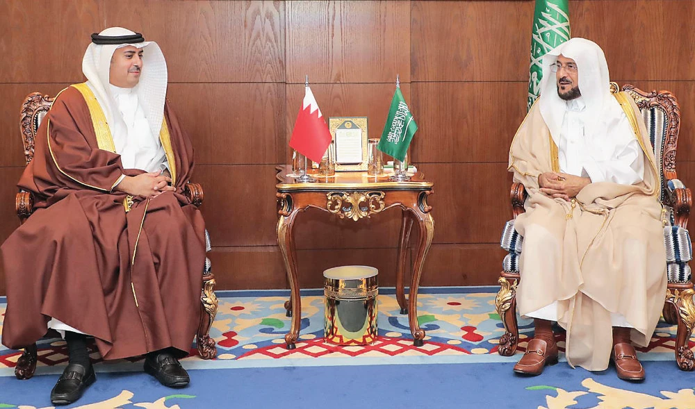 Sheikh Abdullatif Al-Asheikh meets with the Bahraini Minister of Justice, Islamic Affairs and Endowments, Nawaf bin Mohammed Al-Maawda, in Riyadh on Sunday. (SPA)