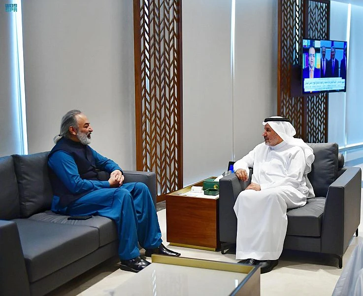 The supervisor general of KSrelief Dr. Abdullah Al-Rabeeah and Pakistan’s ambassador to the Kingdom Ameer Khurram Rathore meet in Riyadh. (SPA)