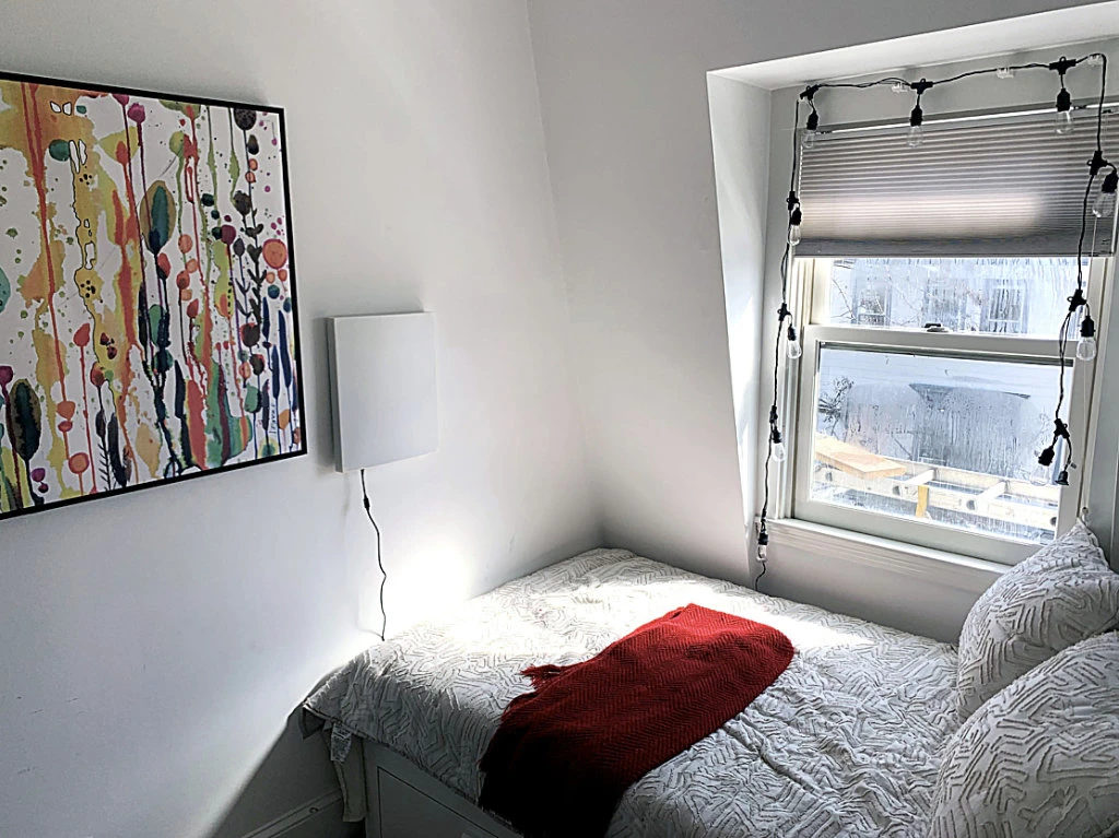 An MIT Jameel Clinic-developed device with the appearance of a Wi-Fi router uses a neural network to discern the presence and severity of Parkinson’s disease.