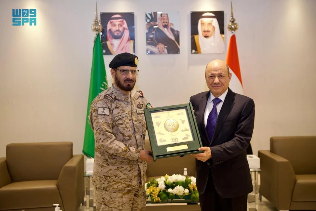 Head of Yemeni presidential council visits joint forces command of coalition