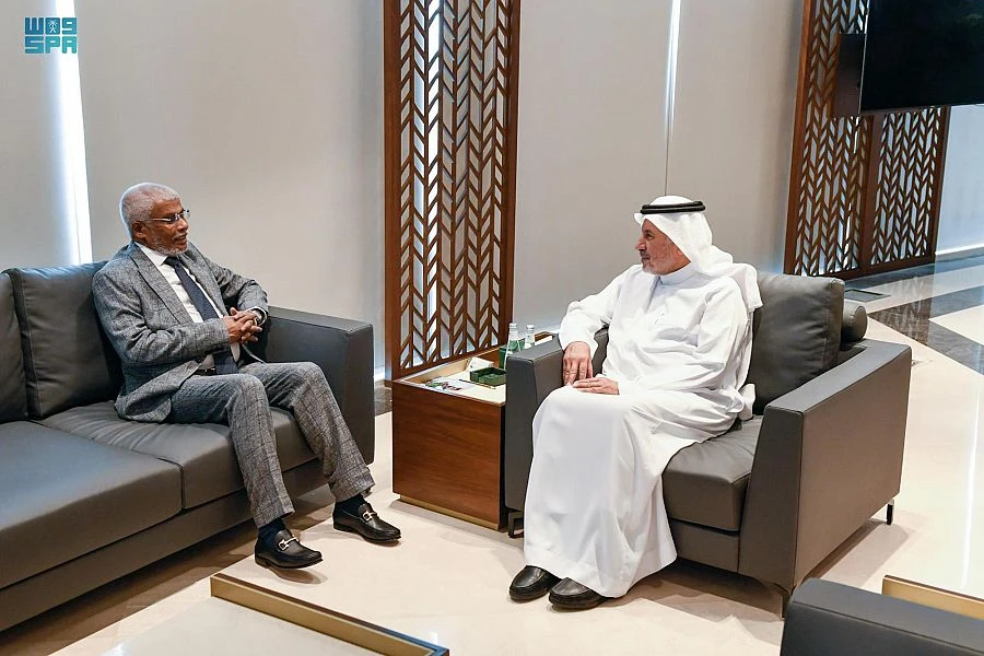KSrelief chief Dr. Abdullah Al-Rabeeah meets Ahamed Nazeer Zainulabdeen, Sri Lankan minister of environment and foreign investment promotion. (SPA)