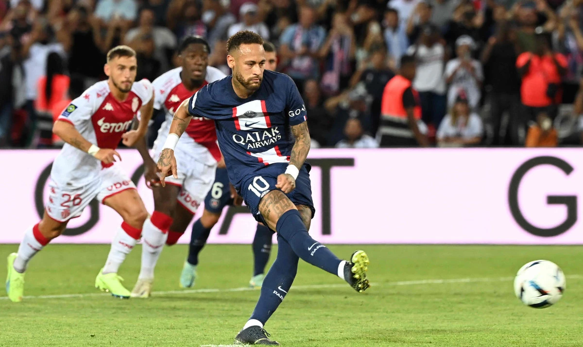 Paris Saint-Germain's Brazilian forward Neymar shoots and scores a penalty kick during the French L1 football match between PSG and AS Monaco at The Parc des Princes Stadium in Paris on Aug. 28, 2022. (AFP)