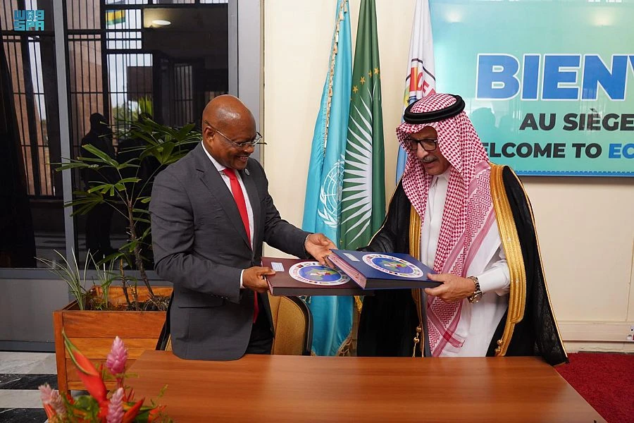 Ahmed bin Abdulaziz Qattan and Gilberto Da Piedade Verissimo discussed ways of cooperation between Saudi Arabia and the ECCAS. (SPA)