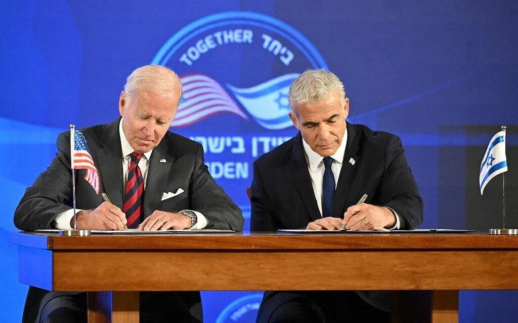 US President Joe Biden and Israeli Prime Minister Yair Lapid sign a security pledge in Jerusalem, on July 14, 2022. (AFP)