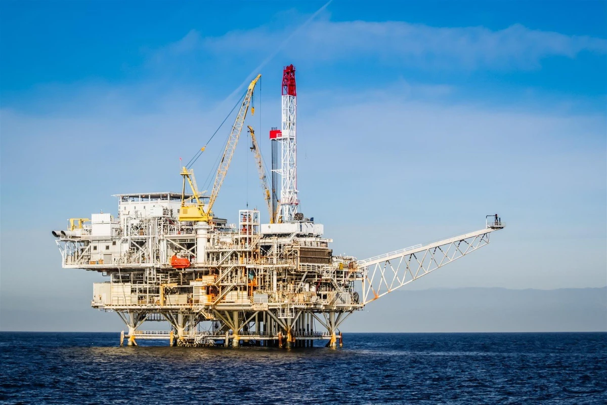 Oil prices fall on global recession worries