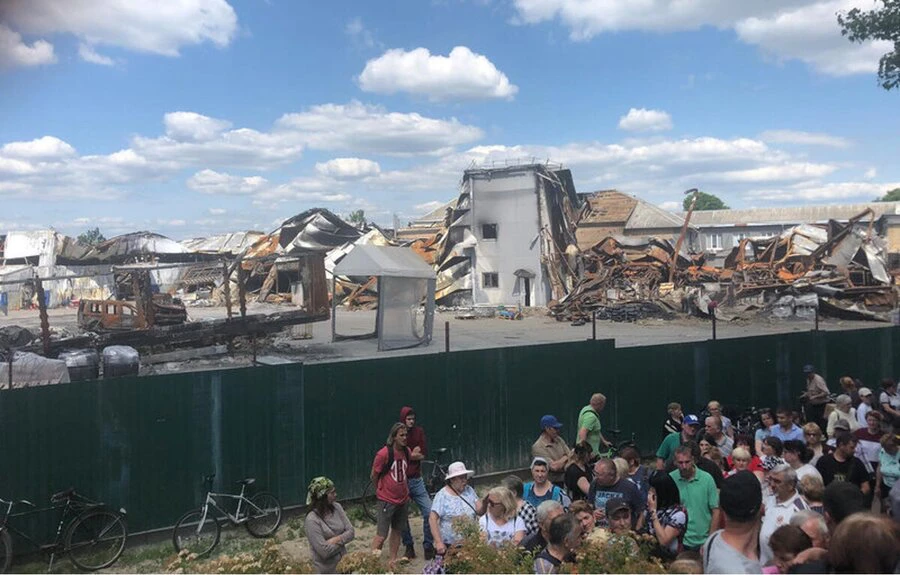 WFP food parcels are provided to war-affected people in Irpin, Ukraine, against a backdrop of destruction. (WFP photo)