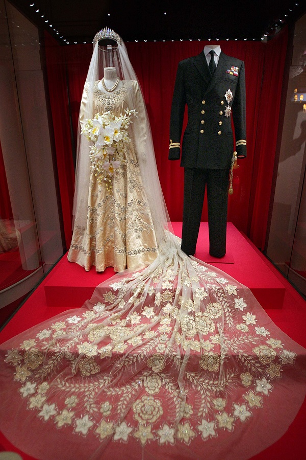 queen elizabeth's bridesmaid dress Arab News The Black Dress (2015) lorenzo-uomo Heel Type:Flat