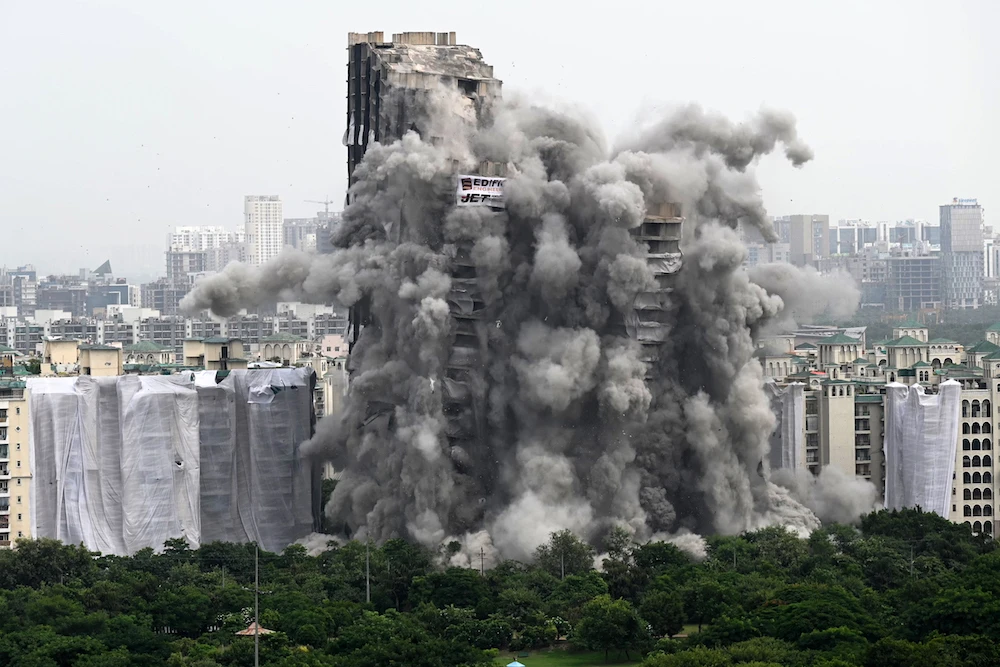 A controlled implosion demolishes the 100-metre-high residential "Twin Towers" in Noida on the outskirts of New Delhi. (AFP)