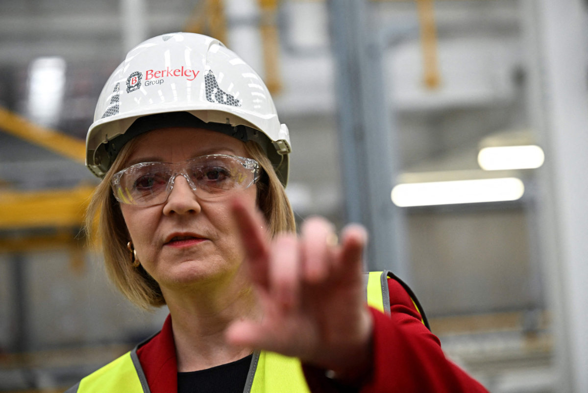 Britain's PM Liz Truss visits Berkeley Modular, in Northfleet, England on Sept. 23, 2022. (AFP)