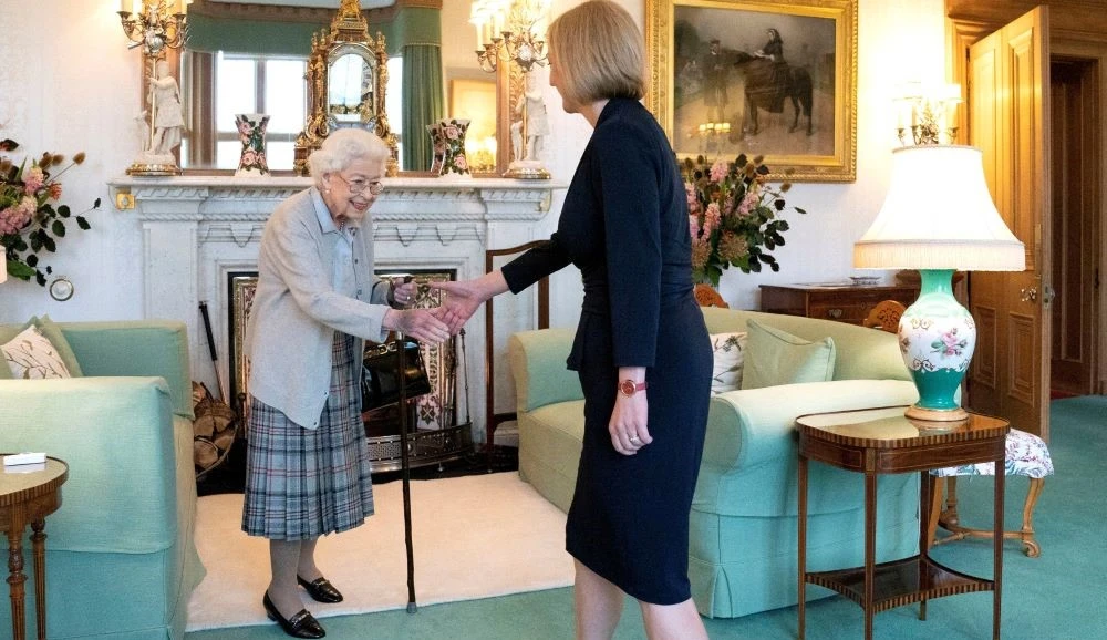 Queen Elizabeth welcomes Liz Truss to Balmoral Castle, Scotland, United Kingdom, Sept. 6, 2022. (Reuters)