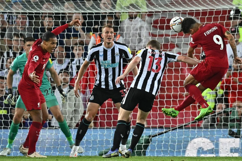 Liverpool’s Brazilian striker Roberto Firmino, right, wins a header against Newcastle United during their English Premier League match on Aug. 31, 2022. (AFP)