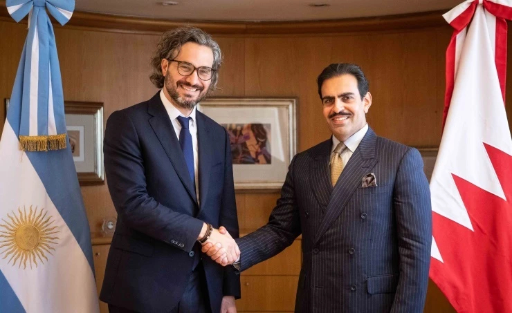 Bahrain’s Ambassador to the Argentine Republic Sheikh Abdullah bin Rashid Al-Khalifa met with he Argentine Secretary of International Affairs for Defense, Francisco Cafiero, and Minister of Foreign Affairs, International Trade, and Worship, Santiago Cafiero. (BNA)