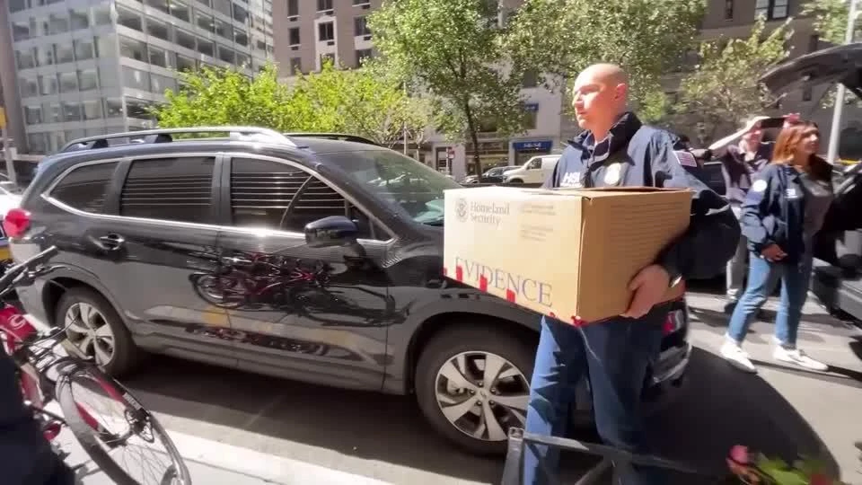 FBI and Homeland Security Investigations agents haul boxes and safes out of an apartment building at 515 Park Avenue in New York, linked to Russian oligarch Viktor Vekselberg, on Sept. 1, 2022. (Reuters)