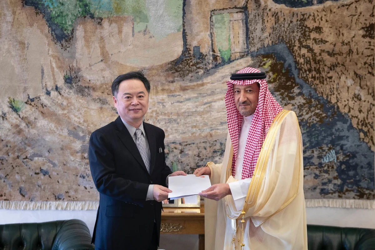 Saudi Deputy Minister of Foreign Affairs Waleed bin Abdulkarim Al-Khuraiji received the letter during a meeting with the Chinese ambassador to the Kingdom Chen Weiqing. (SPA)