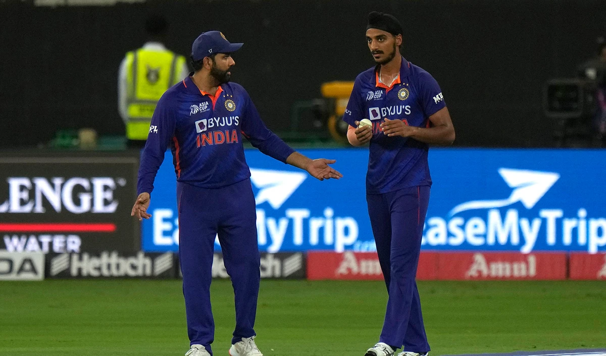 India's Arshdeep Singh, right, listens to captain Rohit Sharma before bowling his next delivery during the T20 cricket match of Asia Cup between India and Pakistan, in Dubai, United Arab Emirates, on September 4, 2022. (AP)