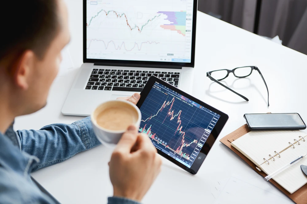 TASI slid 1.1 percent to end below the 12000-point level at 11,863, while the parallel market Nomu lost 1.6 percent to 20,528. (Shutterstock)