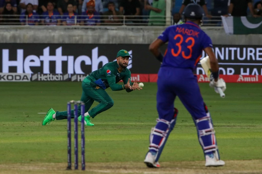 Pakistan’s Mohammad Nawaz, left, takes a catch to dismiss India’s Hardik Pandya during an Asia Cup Twenty20 Super Four match in Dubai on Sept. 4, 2022. (AFP)