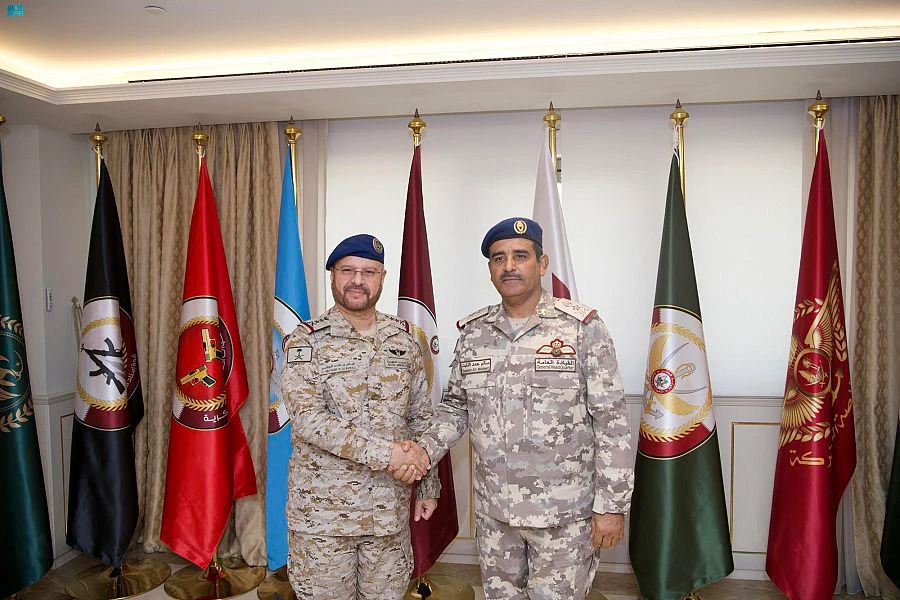The chief of the general staff of Saudi Arabia’s army Lt. Gen. Fayyad bin Hamed Al-Ruwaili is received by his Qatari counterpart Lt. Gen. Salem bin Hamad Al-Nabit. (SPA)