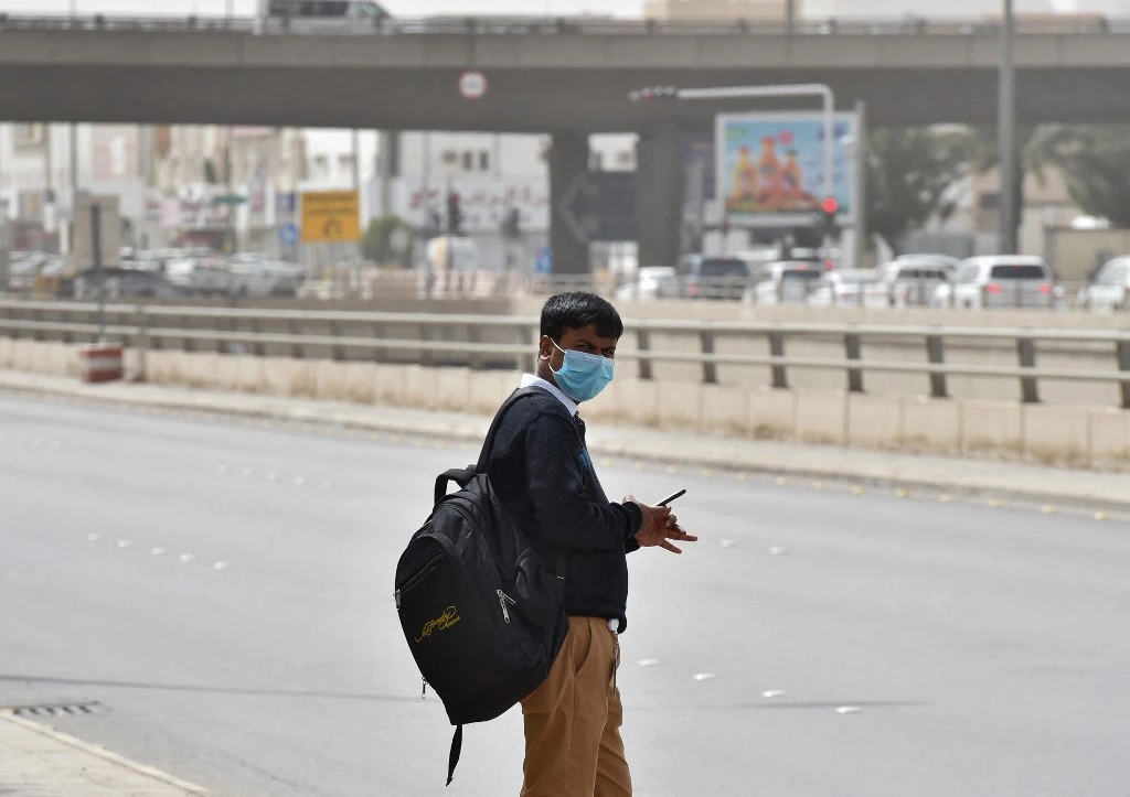 Saudi Arabian authorities have arrested 15,568 people who violated residency and work visas in the Kingdom in just one week. (File/AFP)