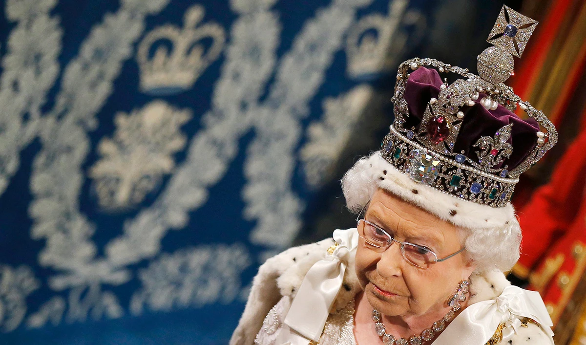 Britain's Queen Elizabeth II, wearing the Imperial State Crown, proceeds through the Royal Gallery during the State Opening of Parliament at the Palace of Westminster in central London on May 27, 2015. (AFP/File)