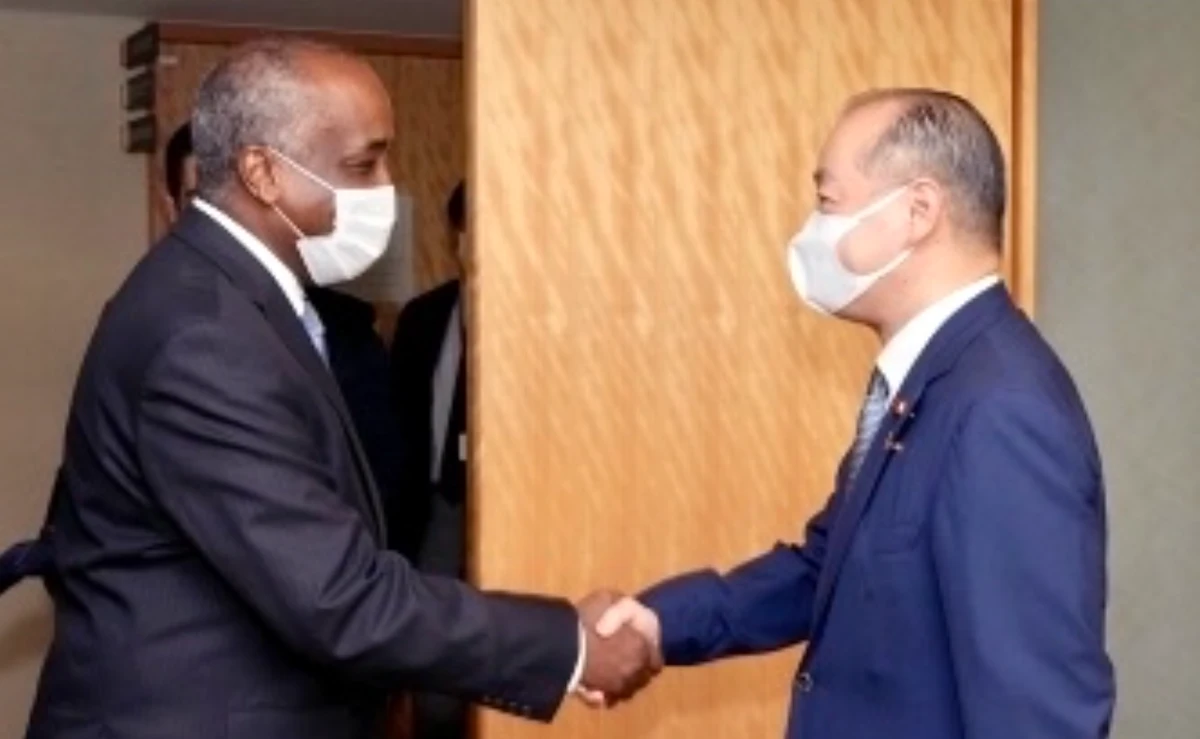 Egyptian ambassador Mohamed Abu Bakr paid a courtesy call on Japan's parliamentary vice-minister for foreign affairs Takagi Kei on Tuesday. (Japan MOFA)