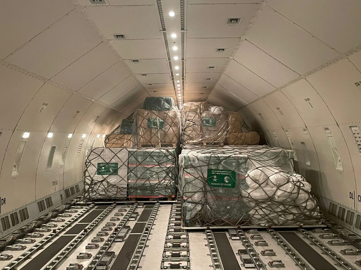 The first aid package from Saudi Arabia arrived in Pakistan, containing 90 tons of food, shelter and health aid, to benefit more than 9,500 affected people. (KSrelief)