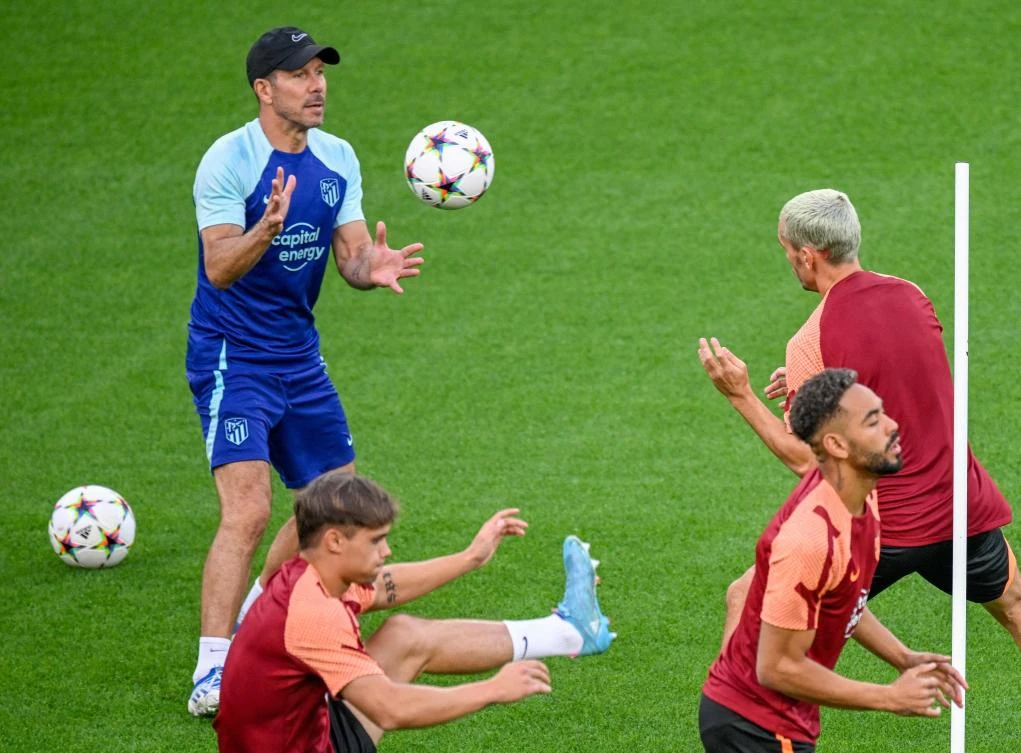 Atletico Madrid’s Argentine head coach Diego Simeone and French forward Antoine Griezmann attend a training session in Leverkusen on Monday prior to their UEFA Champions League match against Bayer 04 Leverkusen. (AFP)