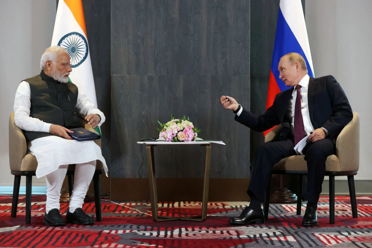 Russian President Vladimir Putin, right, and Indian Prime Minister Narendra Modi prepare for their talks in Samarkand, Uzbekistan, on Sept. 16, 2022. (Sputnik, Kremlin Pool Photo via Reuters)