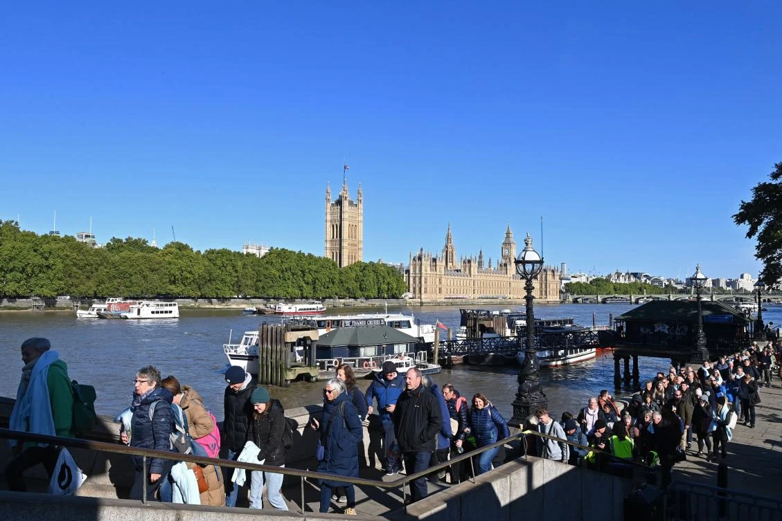 People queuing to see the queen have been of all ages and come from all walks of life. (AFP)