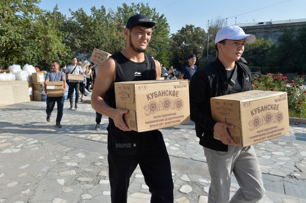 Volunteers collect food to send in support of people left homeless during the fighting near the Kyrgyz-Tajik border Bishkek, Kyrgyzstan, Saturday, Sept. 17, 2022. (AP)