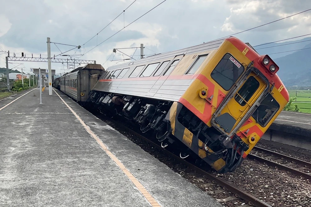 Strong quake kills 1, knocks house, derails train in Taiwan