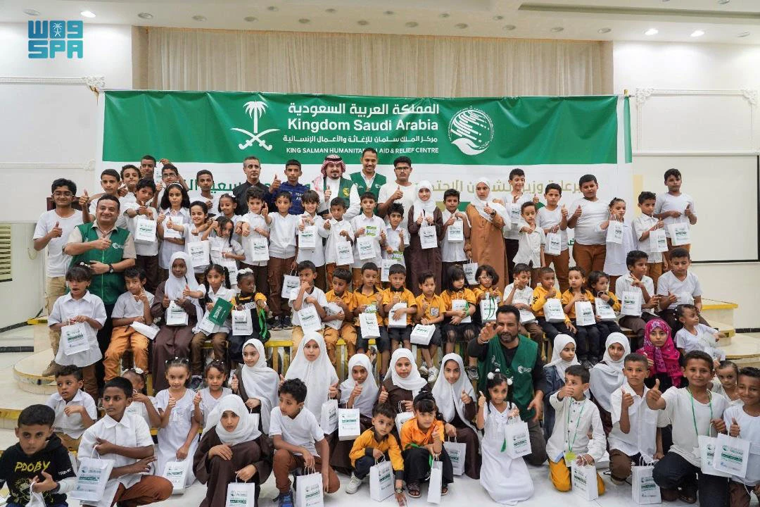 KSrelief distributed 300 digital headphones to students with hearing impairments in Aden, Yemen. (SPA)