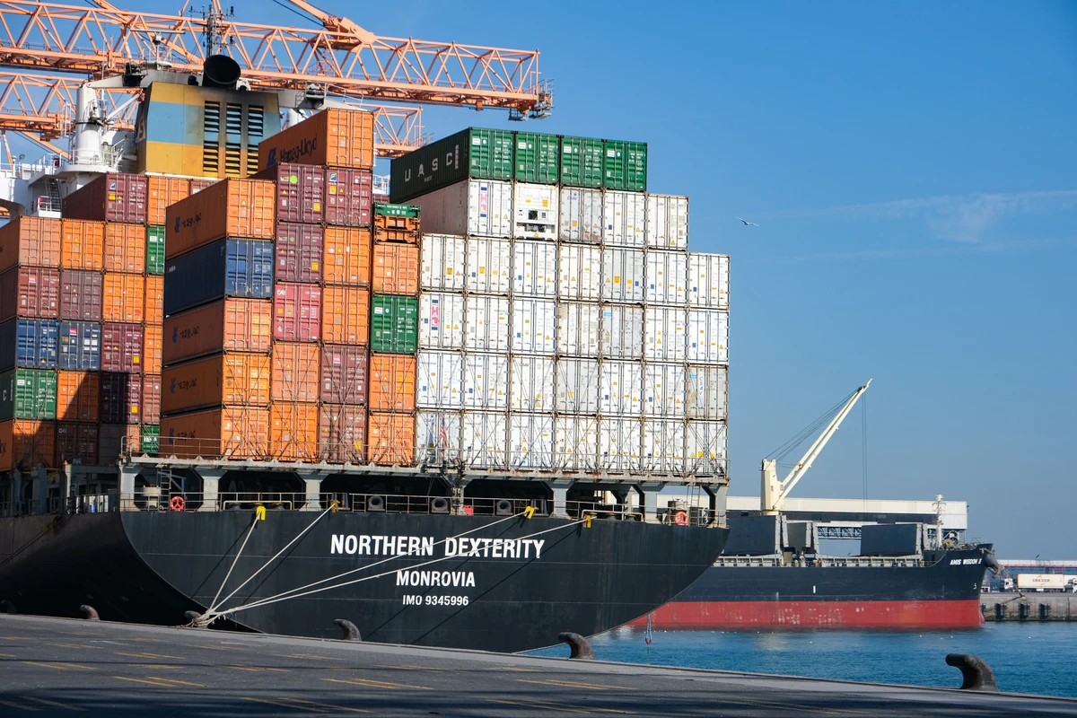 A consortium led by Heavy Engineering Industries and Shipbuilding has signed a 48.74 million Kuwaiti dinars ($160.2 million) contract for the implementation of restoration work of berths in the Shuwaikh port.