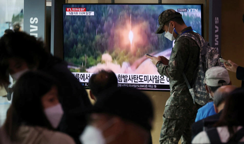 A South Korean soldiers walks past a TV broadcasting a news report on North Korea firing a ballistic missile towards the sea off its east coast, in Seoul, South Korea, September 25, 2022. (REUTERS)