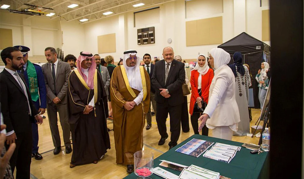 KSA minister in US, meets Saudi students