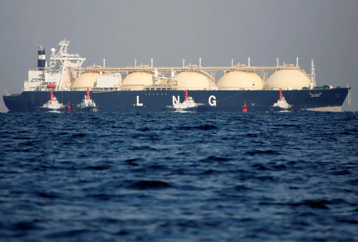 A liquefied natural gas (LNG) tanker is tugged towards a thermal power station in Futtsu, east of Tokyo, Japan, on November 13, 2017. (REUTERS/File)