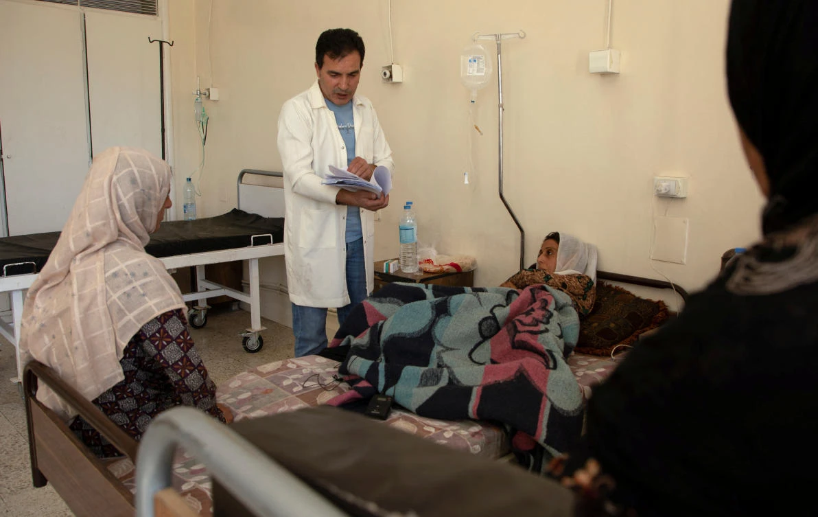 A doctor speaks to a suspected cholera patient at a hospital in the Kurdish-controlled city of Hasaka, northeastern Syria September 24. (File/Reuters)