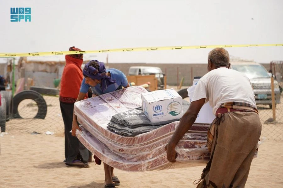 Shelter materials were distributed to 1,200 displaced people in Al-Atira camp of Yemen. (SPA)