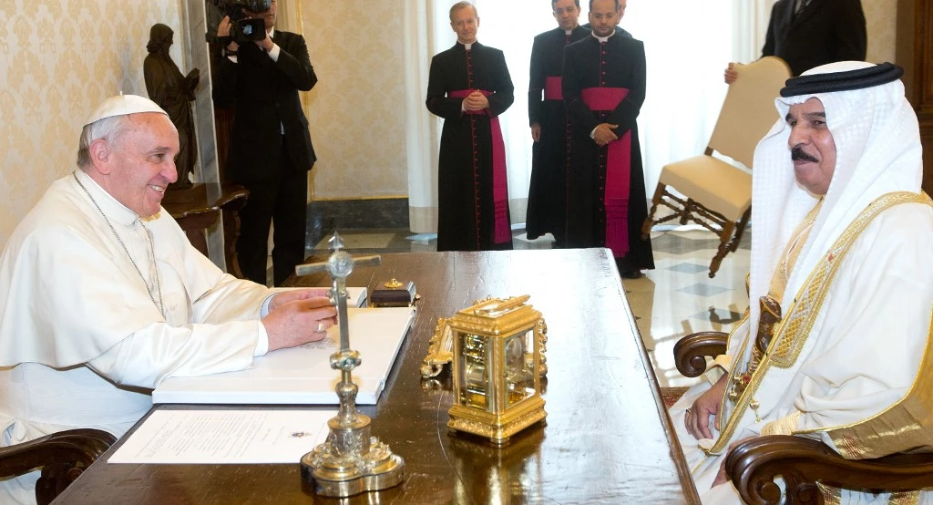 Pope Francis meets Bahrain’s King Hamad bin Isa Al-Khalifa at the Vatican in 2014 during a private audience. (AFP)