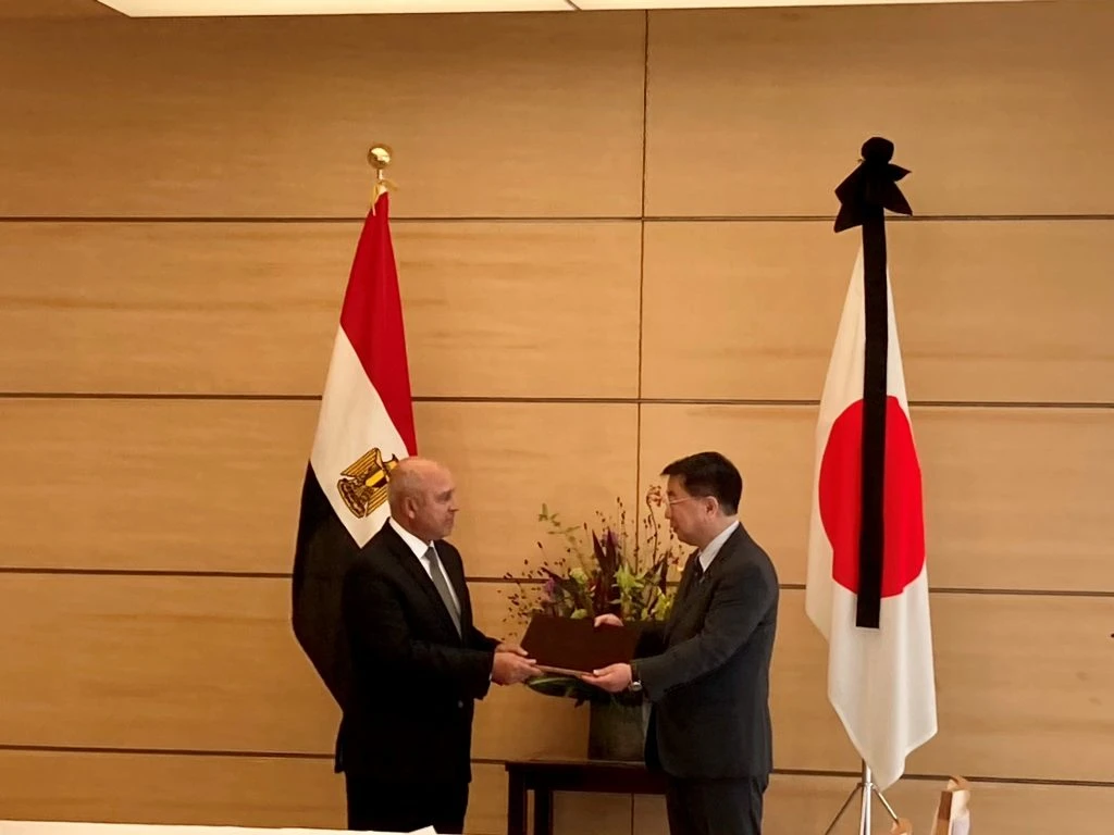 Kamel Elwazer, left, hands Hirokazu Matsuno a letter from Egypt’s President Abdel-Fattah El-Sisi expressing his condolences over the death of former leader Shinzo Abe. (MOFA)