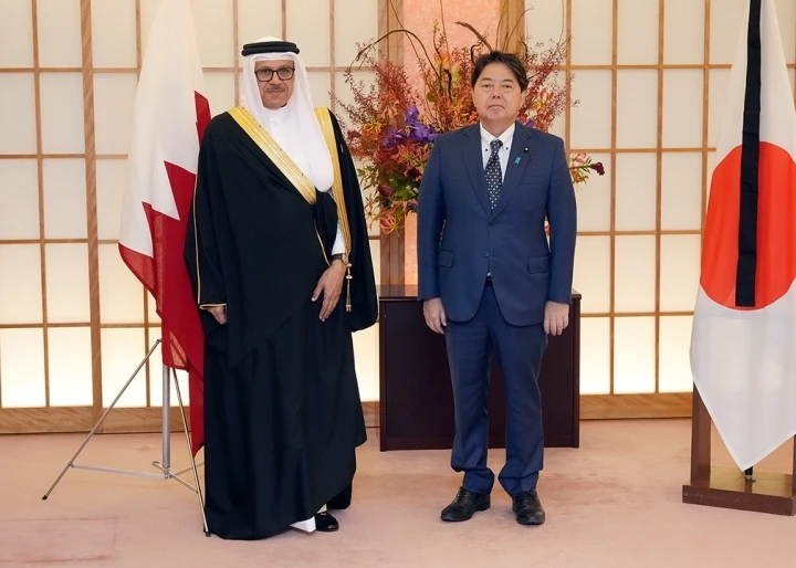 Japan Foreign Minister Yoshimasa Hayashi expressed his appreciation for the visit of his Bahrain counterpart, Dr. Abdullatif bin Rashid Al-Zayani. (MOFA)