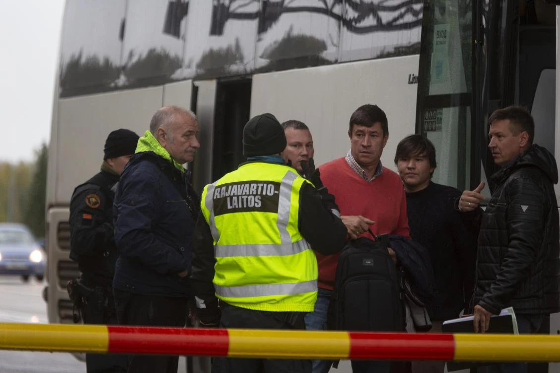 Finnish border guard speak with Russian men at the Vaalimaa border check point between Finland and Russia in Virolahti, Finland, Friday, Sept. 30, 2022. (AP)