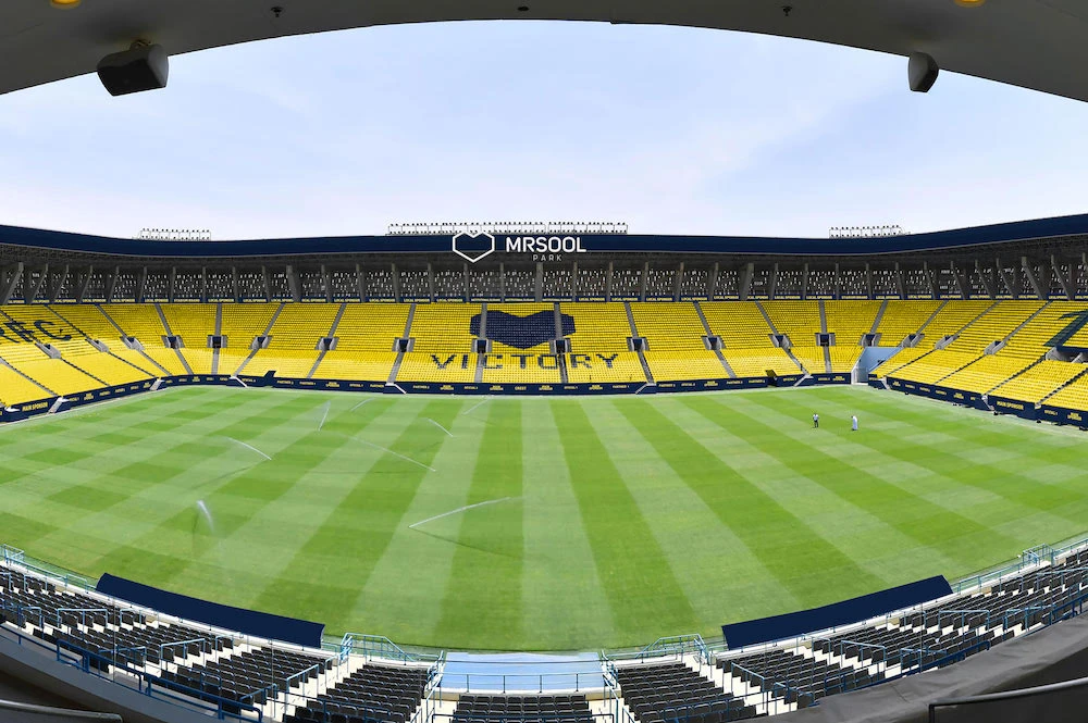 Several matches that took place at Mrsool Park last season witnessed spectators throwing objects onto the pitch, which resulted in fines for the clubs involved. (www.victoryarena.com)