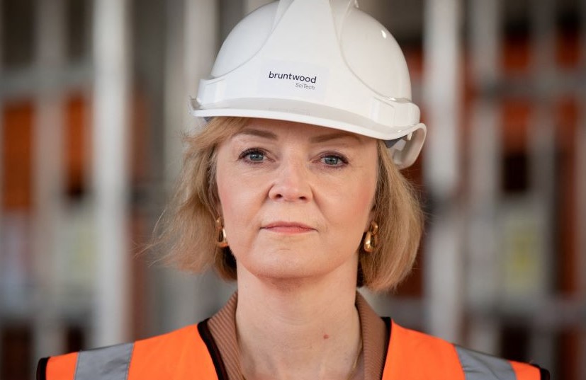 British PM Liz Truss visits a construction site for a medical innovation campus, Birmingham, Britain, Oct. 4, 2022. (Reuters)